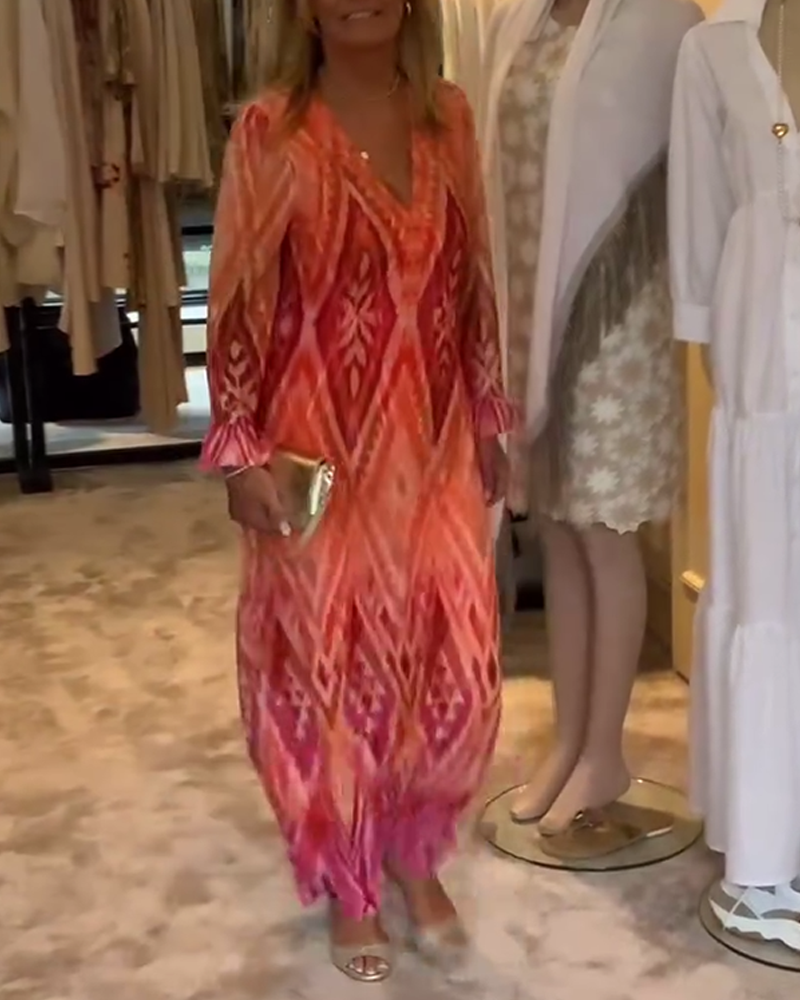 V-halset kjole med geometrisk print og vide ærmer