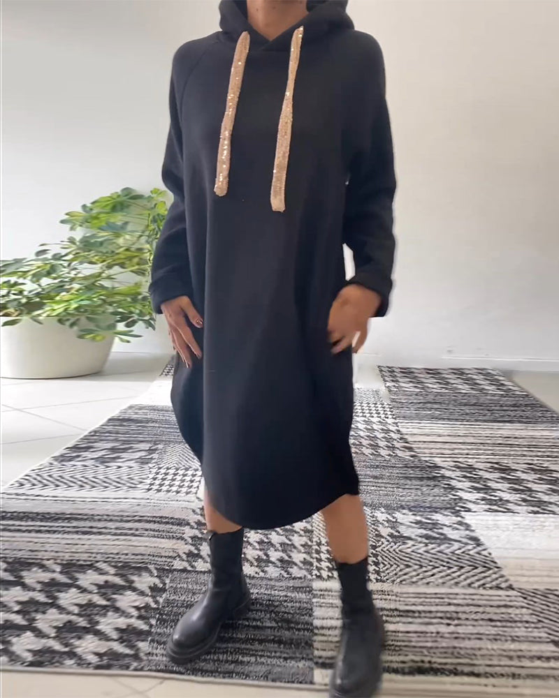 Ensfarvet afslappet hættekjole med snoretræk