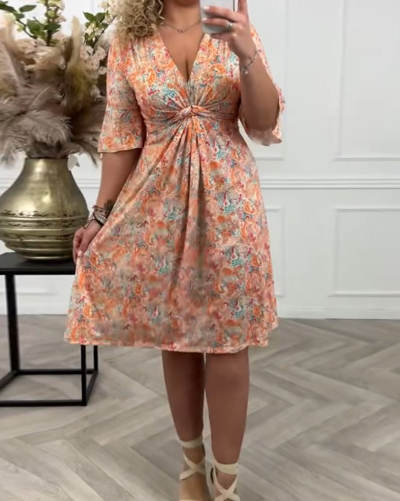 Mønstret kjole med V-udskæring og knudedesign