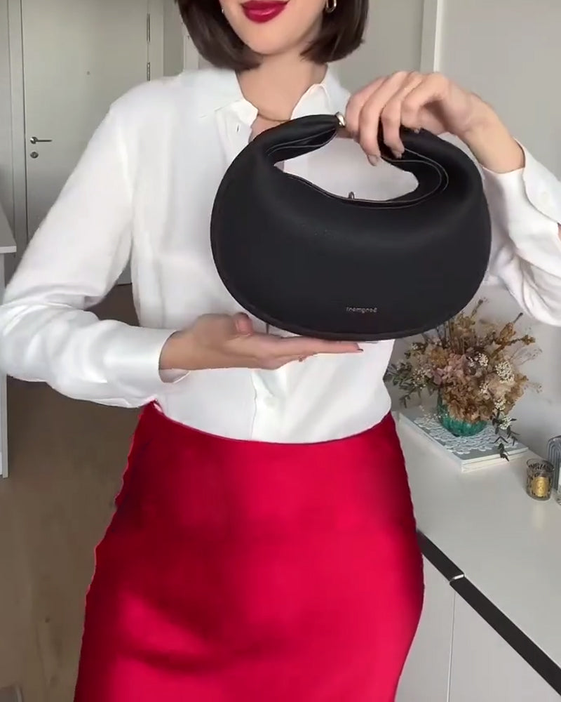 Ensfarvet elegant halvmåneformet skuldertaske