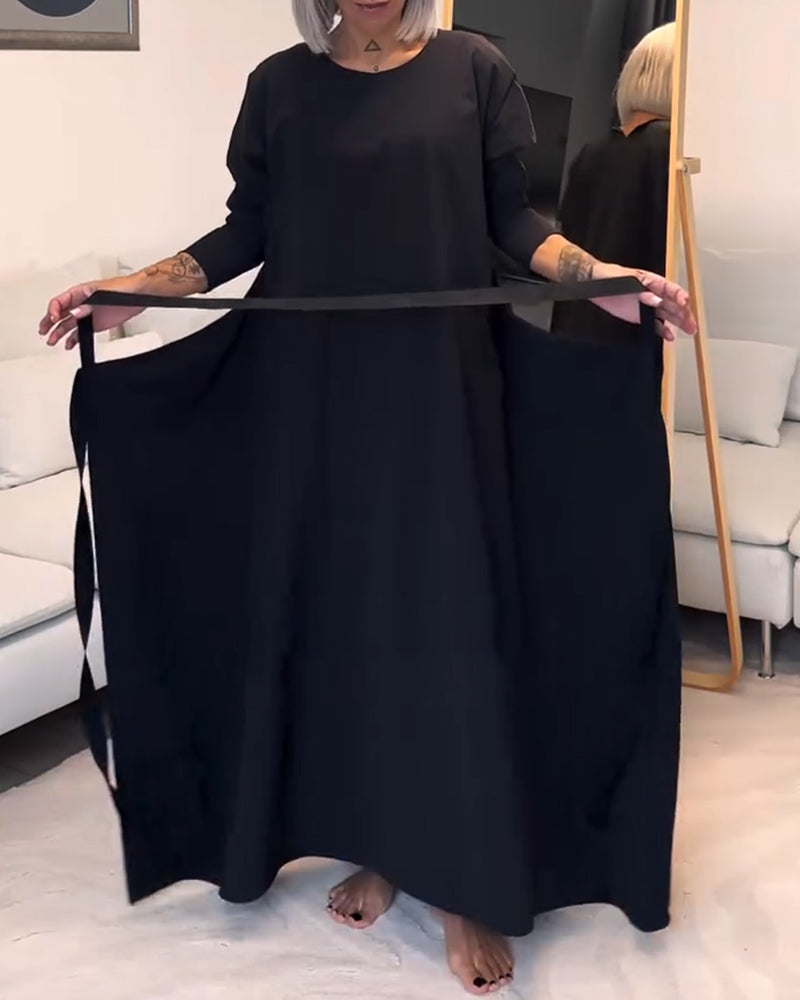 Stilfuld sort plisseret kjole med snøre og rund hals