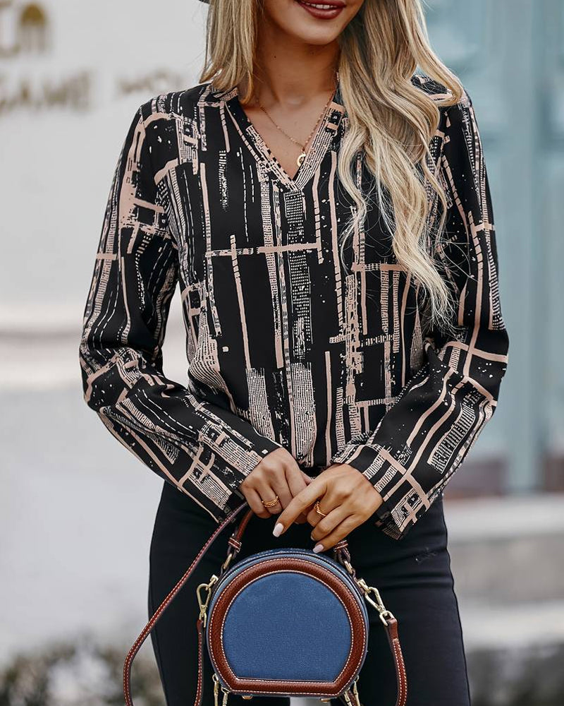 Enkel printet bluse med v-hals