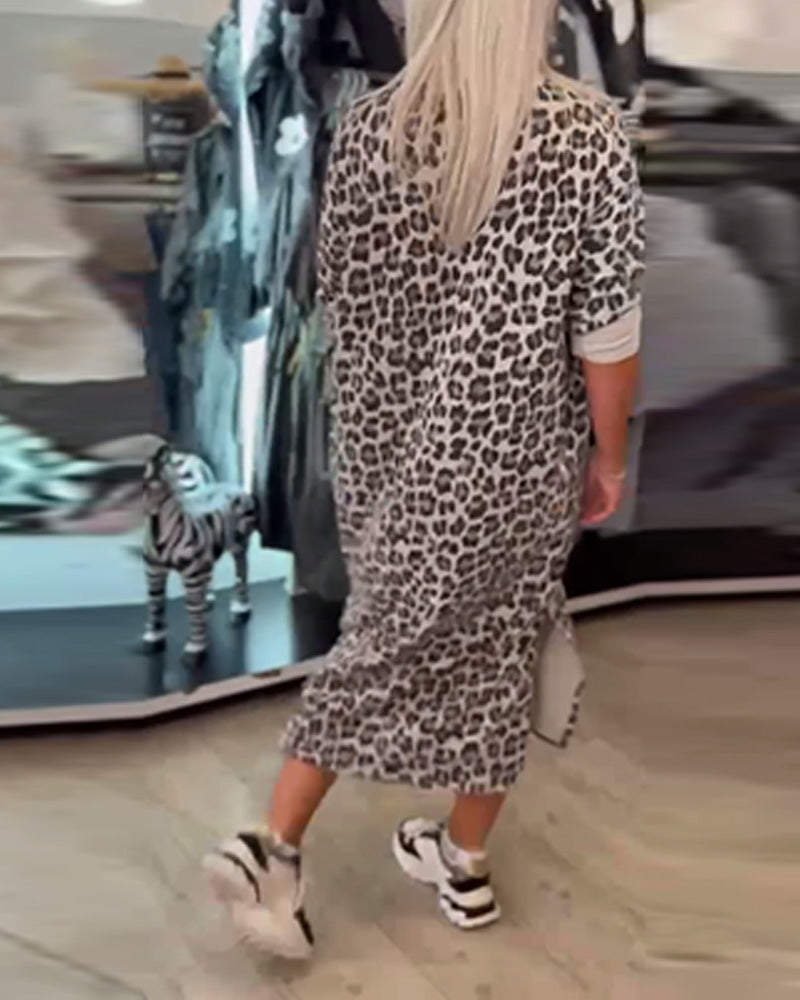 V-halset leopardprint kjole i løs pasform