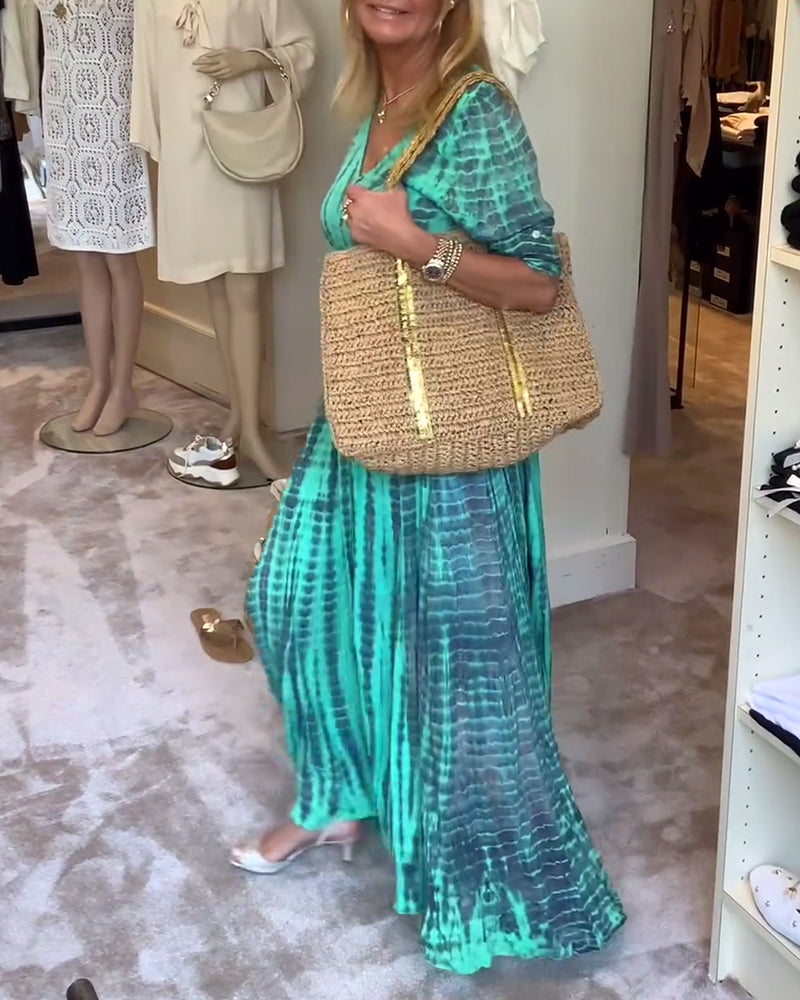 Lang plisseret kjole med V-udskæring og knapper