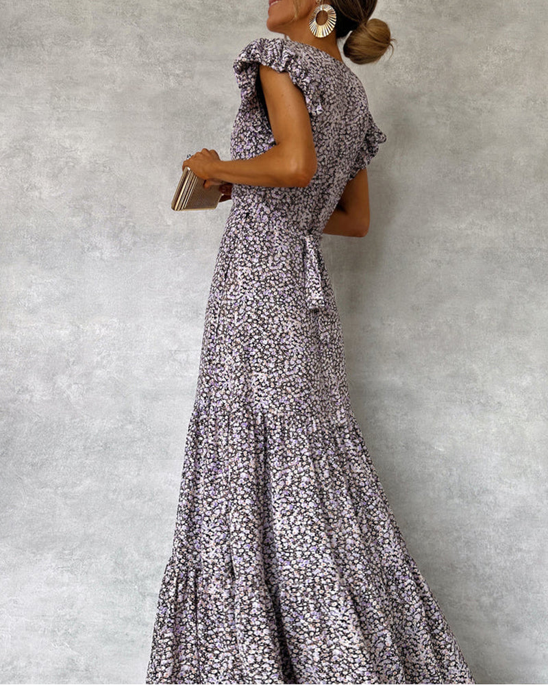 Elegant lang kjole med pjuskærmer og slids