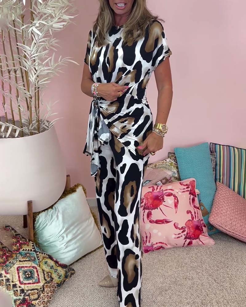 Todelt sæt i afslappet pasform | Top og bukser med leopardprint