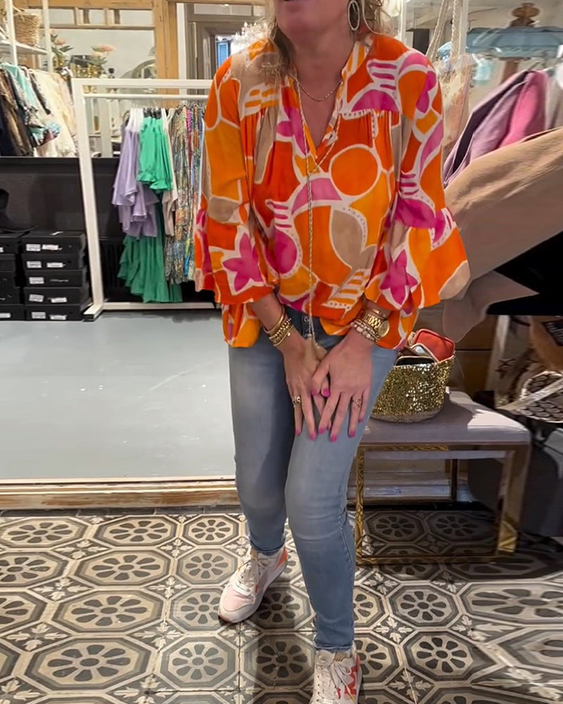 Farverig bluse i løs pasform