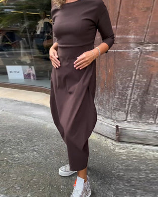 Enkel ensfarvet langærmet kjole med lommer