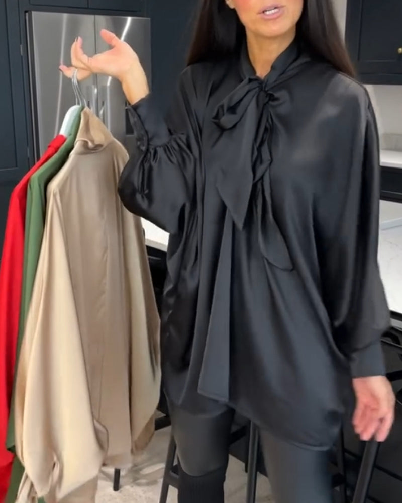 Ensfarvet og elegant bluse med integreret tørklæde