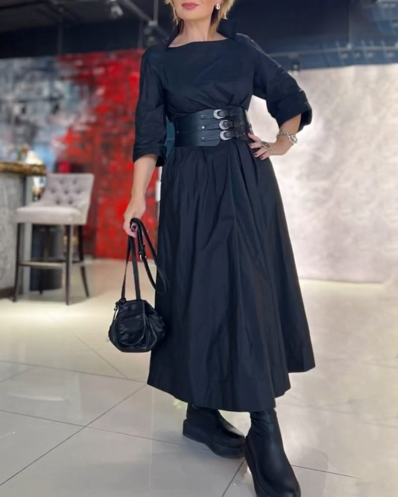 Sort kjole med tredobbelte bæltespænder