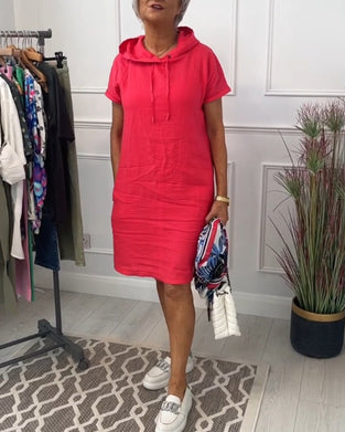 Afslappet kjole med korte ærmer og hætte