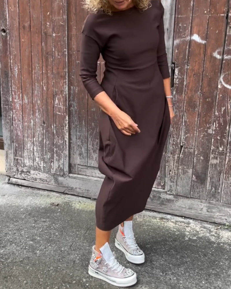 Enkel ensfarvet langærmet kjole med lommer