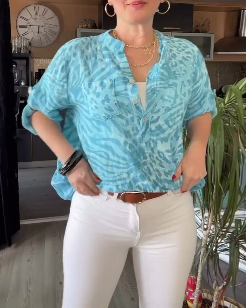 Lyseblå bluse med print